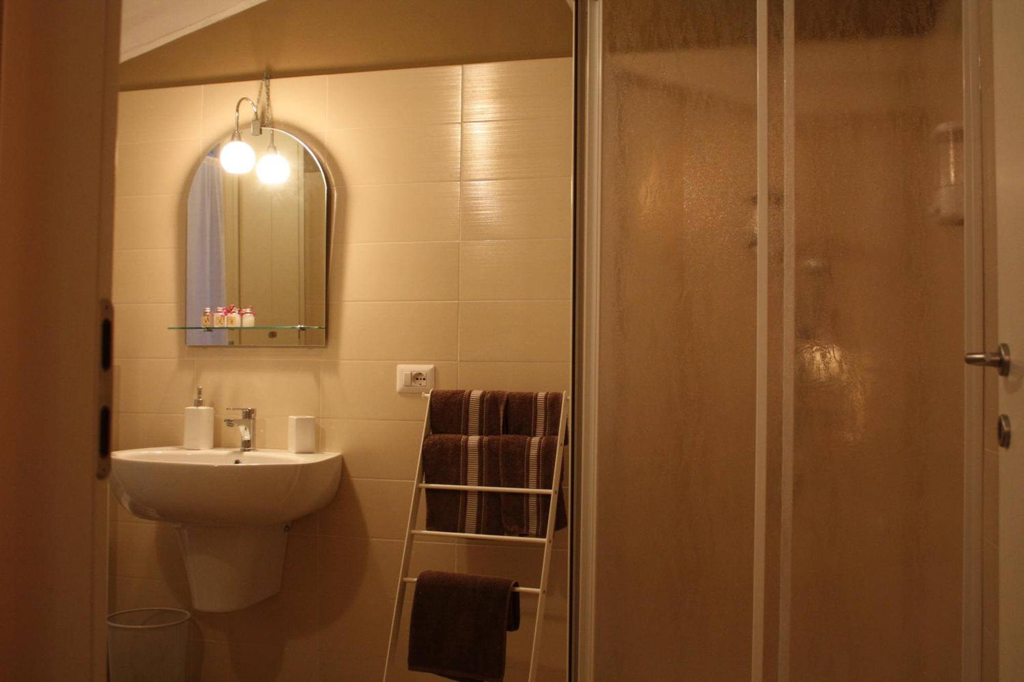 Il Cortile Friendly House Hotel Borgomanero Ruang foto