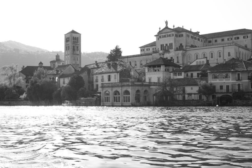 Il Cortile Friendly House Hotel Borgomanero Bagian luar foto