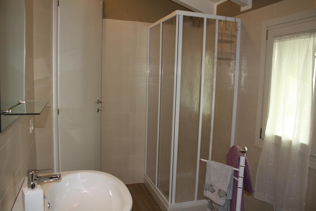 Il Cortile Friendly House Hotel Borgomanero Ruang foto