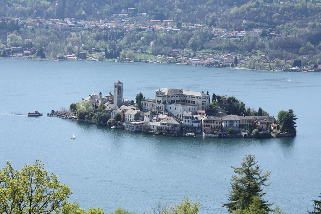 Il Cortile Friendly House Hotel Borgomanero Bagian luar foto
